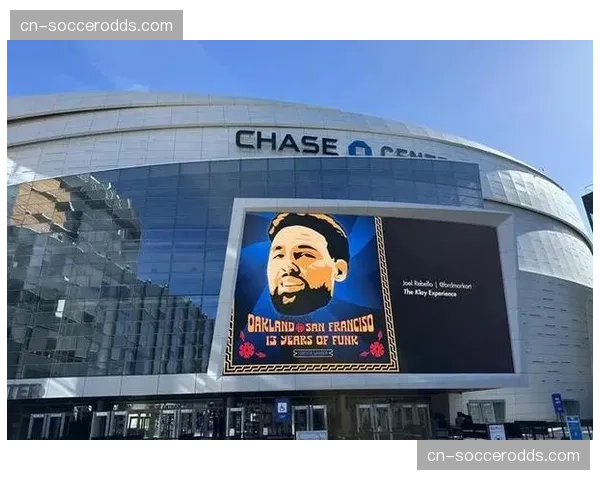 勇士主场大通中心为克莱·汤普森播放致敬视频,感谢其13年贡献