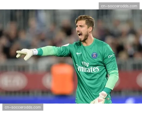 特写镜头：门将扑点后，法兰克福队长特拉普振臂怒吼鼓舞全队